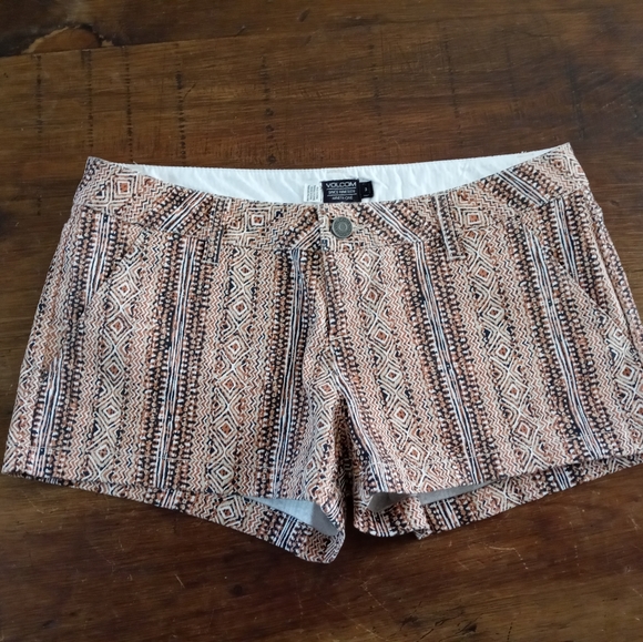 Volcom Short Shorts in Pattern Size 3 - Picture 3 of 11